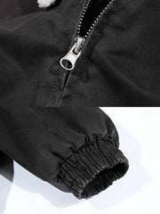 製品画像: クラシックなボア襟付きワーク中綿ジャケットの正面全体画像。コットン素材の表地と柔らかなボア襟が特徴的なデザイン。
詳細画像: 柔らかなボア襟部分と、中綿構造の裏地を映したディテールクローズアップ画像。保温性を高める立体感のある仕上がりが際立つ。