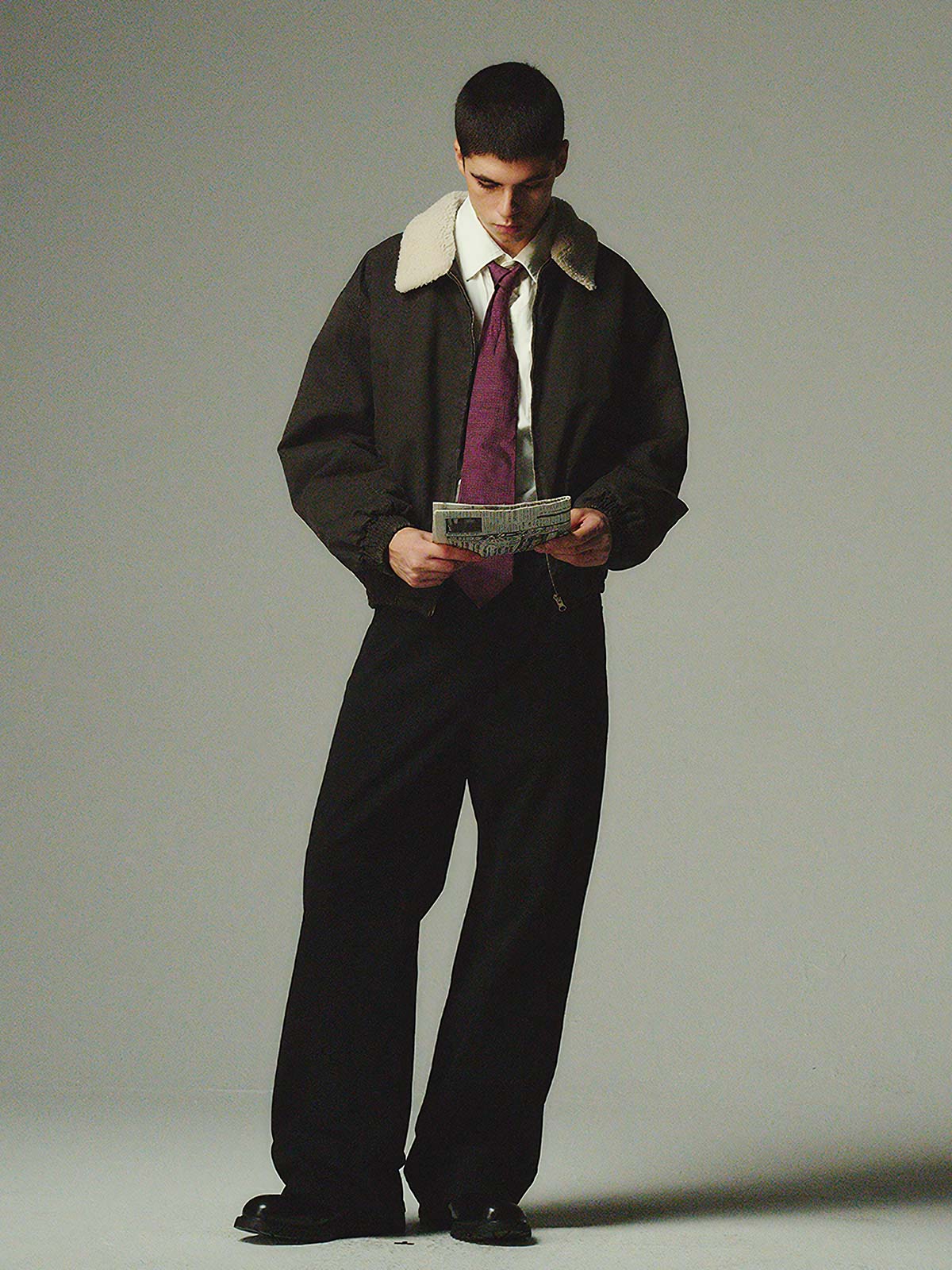 詳細画像: 柔らかなボア襟部分と、中綿構造の裏地を映したディテールクローズアップ画像。保温性を高める立体感のある仕上がりが際立つ。
モデル画像: ボア襟付きワーク中綿ジャケットを着用したモデルの冬のコーディネート例。デニムやワークパンツと合わせたヴィンテージ感漂うカジュアルスタイルを表現。