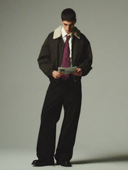 詳細画像: 柔らかなボア襟部分と、中綿構造の裏地を映したディテールクローズアップ画像。保温性を高める立体感のある仕上がりが際立つ。
モデル画像: ボア襟付きワーク中綿ジャケットを着用したモデルの冬のコーディネート例。デニムやワークパンツと合わせたヴィンテージ感漂うカジュアルスタイルを表現。