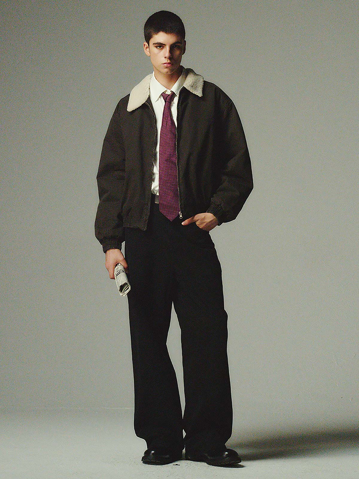 詳細画像: 柔らかなボア襟部分と、中綿構造の裏地を映したディテールクローズアップ画像。保温性を高める立体感のある仕上がりが際立つ。
モデル画像: ボア襟付きワーク中綿ジャケットを着用したモデルの冬のコーディネート例。デニムやワークパンツと合わせたヴィンテージ感漂うカジュアルスタイルを表現。