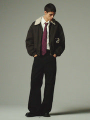 詳細画像: 柔らかなボア襟部分と、中綿構造の裏地を映したディテールクローズアップ画像。保温性を高める立体感のある仕上がりが際立つ。
モデル画像: ボア襟付きワーク中綿ジャケットを着用したモデルの冬のコーディネート例。デニムやワークパンツと合わせたヴィンテージ感漂うカジュアルスタイルを表現。