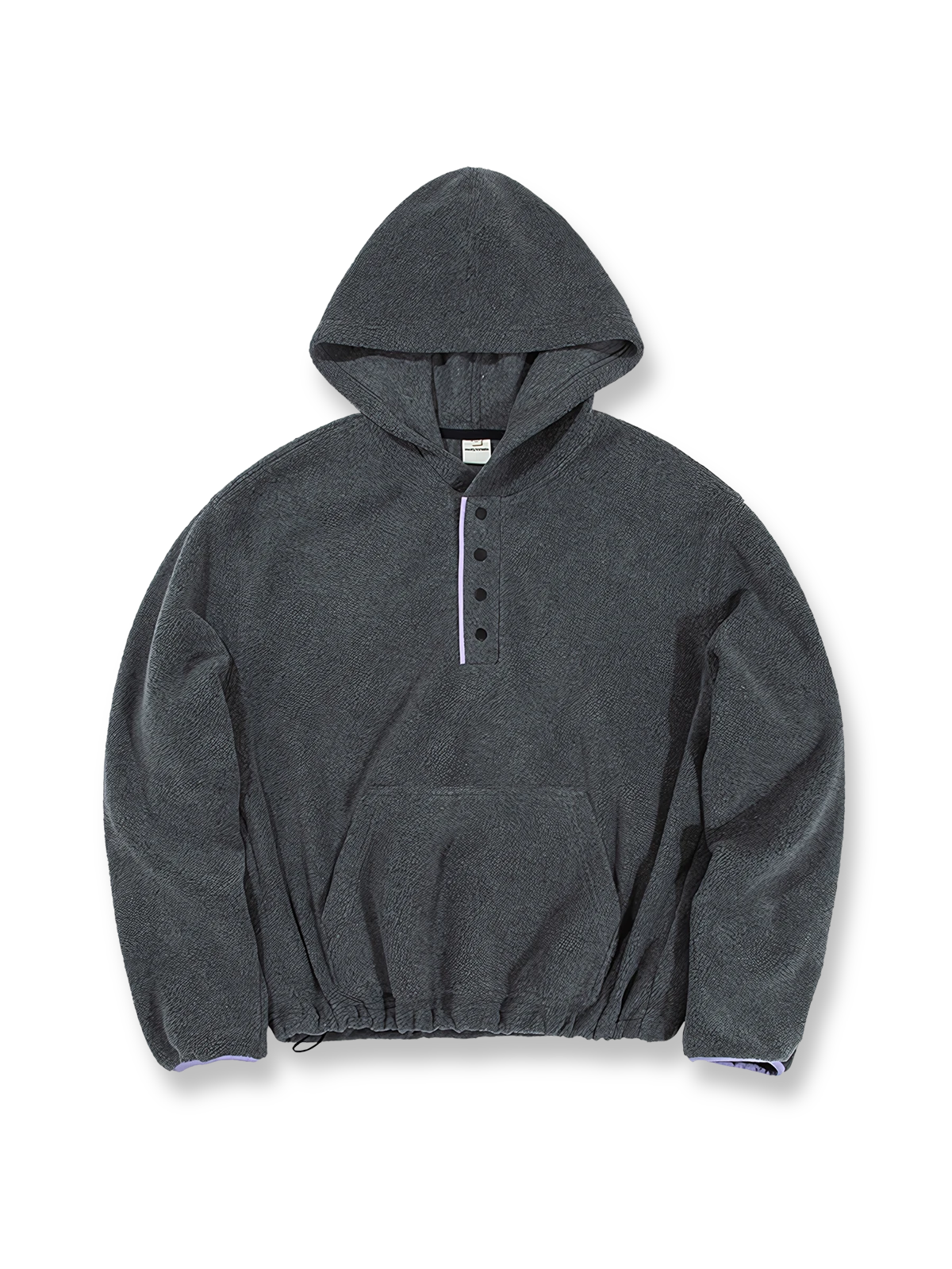 製品画像: 柔らかなフリース素材を使用したハーフジップフード付きスウェットの正面全体画像。裾ドローコードとショート丈デザインが特徴的な冬に最適な一着。
詳細画像: ハーフジップデザインと、シルエット調節可能な裾ドローコードのディテールクローズアップ画像。柔らかなフリース素材の質感が際立つ。