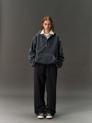 詳細画像: ハーフジップデザインと、シルエット調節可能な裾ドローコードのディテールクローズアップ画像。柔らかなフリース素材の質感が際立つ。
モデル画像: ハーフジップフリースフード付きスウェットを着用したモデルのコーディネート例。デニムやスウェットパンツと合わせたカジュアルでトレンド感あふれるスタイリングを表現。