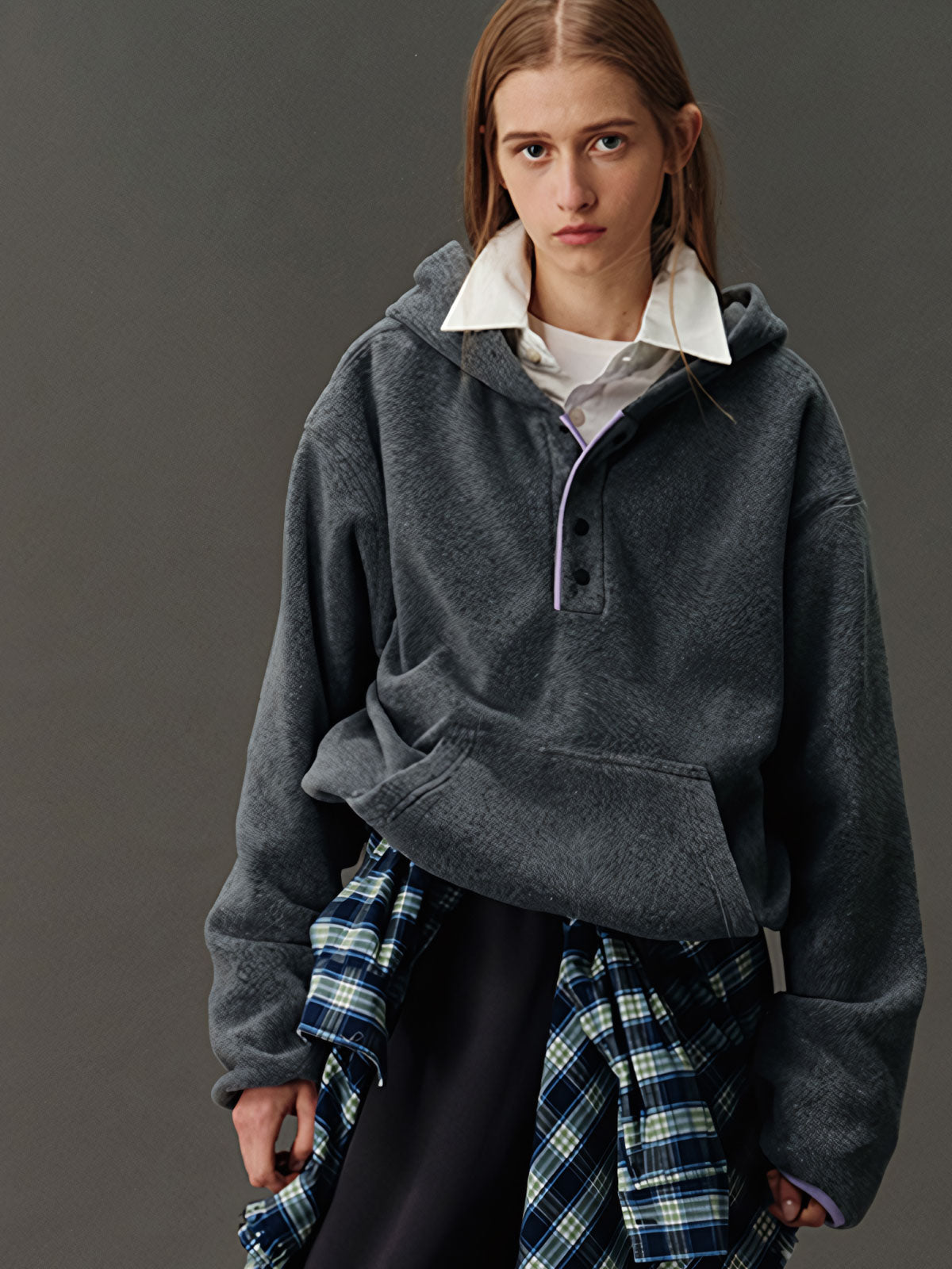 詳細画像: ハーフジップデザインと、シルエット調節可能な裾ドローコードのディテールクローズアップ画像。柔らかなフリース素材の質感が際立つ。
モデル画像: ハーフジップフリースフード付きスウェットを着用したモデルのコーディネート例。デニムやスウェットパンツと合わせたカジュアルでトレンド感あふれるスタイリングを表現。