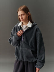 詳細画像: ハーフジップデザインと、シルエット調節可能な裾ドローコードのディテールクローズアップ画像。柔らかなフリース素材の質感が際立つ。
モデル画像: ハーフジップフリースフード付きスウェットを着用したモデルのコーディネート例。デニムやスウェットパンツと合わせたカジュアルでトレンド感あふれるスタイリングを表現。