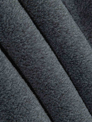 製品画像: 柔らかなフリース素材を使用したハーフジップフード付きスウェットの正面全体画像。裾ドローコードとショート丈デザインが特徴的な冬に最適な一着。
詳細画像: ハーフジップデザインと、シルエット調節可能な裾ドローコードのディテールクローズアップ画像。柔らかなフリース素材の質感が際立つ。