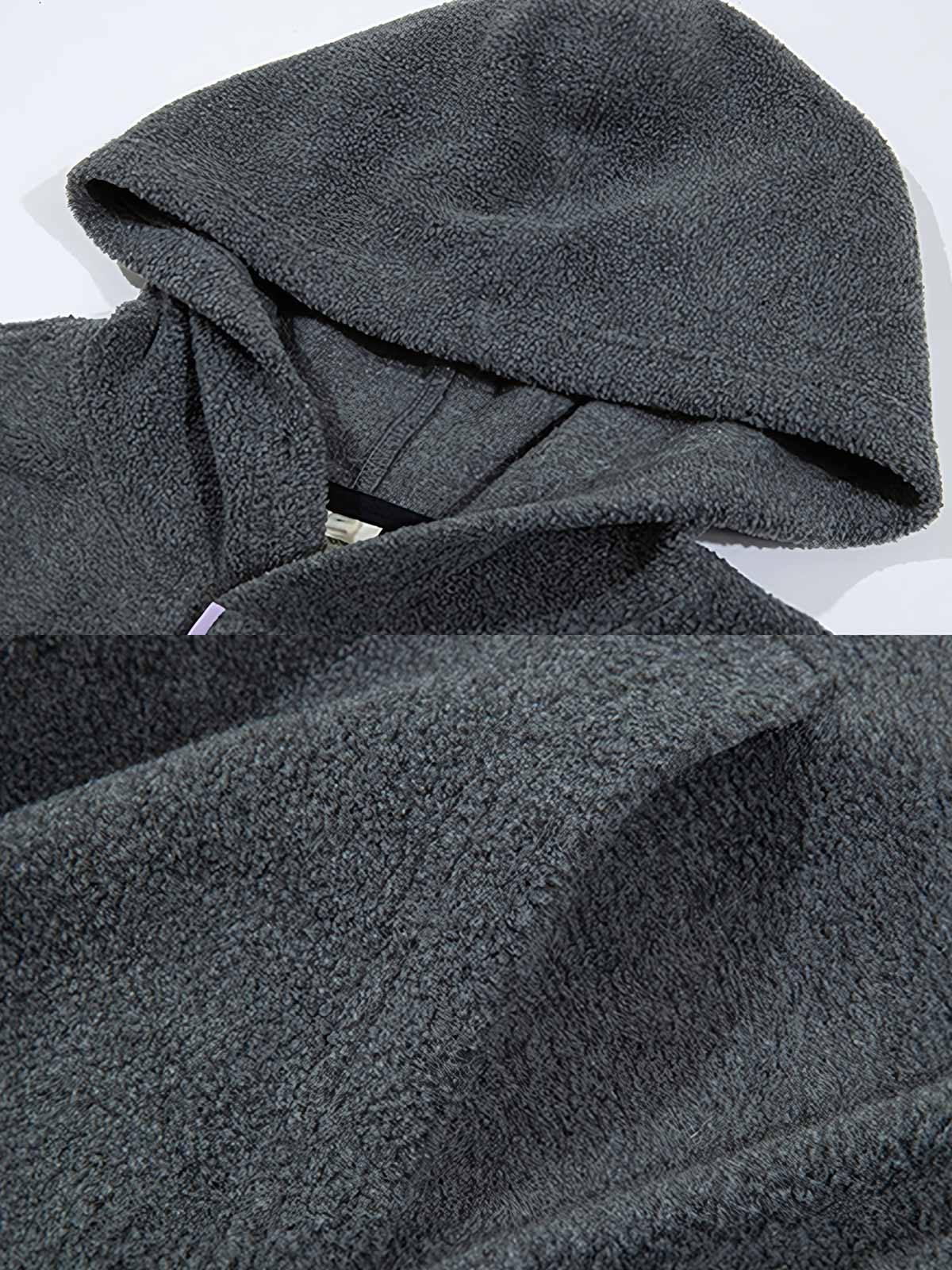 製品画像: 柔らかなフリース素材を使用したハーフジップフード付きスウェットの正面全体画像。裾ドローコードとショート丈デザインが特徴的な冬に最適な一着。
詳細画像: ハーフジップデザインと、シルエット調節可能な裾ドローコードのディテールクローズアップ画像。柔らかなフリース素材の質感が際立つ。