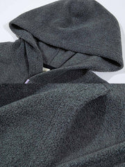 製品画像: 柔らかなフリース素材を使用したハーフジップフード付きスウェットの正面全体画像。裾ドローコードとショート丈デザインが特徴的な冬に最適な一着。
詳細画像: ハーフジップデザインと、シルエット調節可能な裾ドローコードのディテールクローズアップ画像。柔らかなフリース素材の質感が際立つ。