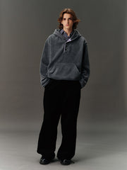 詳細画像: ハーフジップデザインと、シルエット調節可能な裾ドローコードのディテールクローズアップ画像。柔らかなフリース素材の質感が際立つ。
モデル画像: ハーフジップフリースフード付きスウェットを着用したモデルのコーディネート例。デニムやスウェットパンツと合わせたカジュアルでトレンド感あふれるスタイリングを表現。