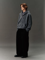 詳細画像: ハーフジップデザインと、シルエット調節可能な裾ドローコードのディテールクローズアップ画像。柔らかなフリース素材の質感が際立つ。
モデル画像: ハーフジップフリースフード付きスウェットを着用したモデルのコーディネート例。デニムやスウェットパンツと合わせたカジュアルでトレンド感あふれるスタイリングを表現。