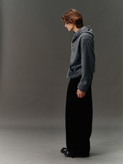 詳細画像: ハーフジップデザインと、シルエット調節可能な裾ドローコードのディテールクローズアップ画像。柔らかなフリース素材の質感が際立つ。
モデル画像: ハーフジップフリースフード付きスウェットを着用したモデルのコーディネート例。デニムやスウェットパンツと合わせたカジュアルでトレンド感あふれるスタイリングを表現。