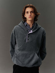 詳細画像: ハーフジップデザインと、シルエット調節可能な裾ドローコードのディテールクローズアップ画像。柔らかなフリース素材の質感が際立つ。
モデル画像: ハーフジップフリースフード付きスウェットを着用したモデルのコーディネート例。デニムやスウェットパンツと合わせたカジュアルでトレンド感あふれるスタイリングを表現。