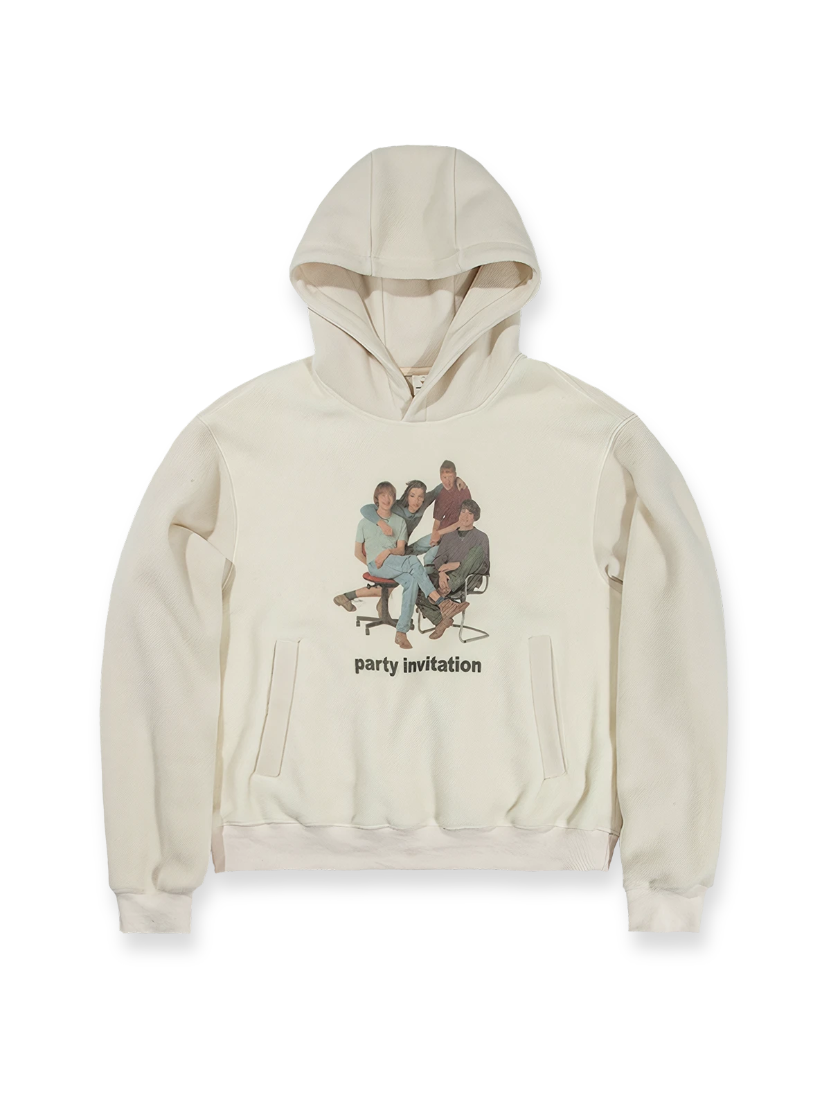 製品画像: 柔らかなフリース素材とレトロデジタルプリントが特徴的なフード付きスウェットの全体正面画像。肌触りが良く、優れた保温性で秋冬にぴったりのデザインが映える。
詳細画像: 胸元に施されたレトロなデジタルプリントのディテールと、高品質フリース素材の滑らかな質感のクローズアップ画像。快適な着心地が伝わる生地感をアピール。