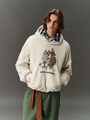 詳細画像: 胸元に施されたレトロなデジタルプリントのディテールと、高品質フリース素材の滑らかな質感のクローズアップ画像。快適な着心地が伝わる生地感をアピール。
モデル画像: フード付きスウェットを着用したモデルのコーディネート例。デニムやカジュアルパンツとの組み合わせで、アメカジレトロやストリートスタイルを演出した秋冬のスタイリングイメージ。