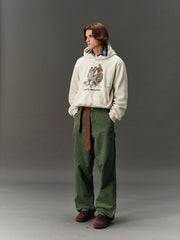 詳細画像: 胸元に施されたレトロなデジタルプリントのディテールと、高品質フリース素材の滑らかな質感のクローズアップ画像。快適な着心地が伝わる生地感をアピール。
モデル画像: フード付きスウェットを着用したモデルのコーディネート例。デニムやカジュアルパンツとの組み合わせで、アメカジレトロやストリートスタイルを演出した秋冬のスタイリングイメージ。