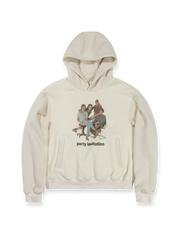 製品画像: 柔らかなフリース素材とレトロデジタルプリントが特徴的なフード付きスウェットの全体正面画像。肌触りが良く、優れた保温性で秋冬にぴったりのデザインが映える。
詳細画像: 胸元に施されたレトロなデジタルプリントのディテールと、高品質フリース素材の滑らかな質感のクローズアップ画像。快適な着心地が伝わる生地感をアピール。