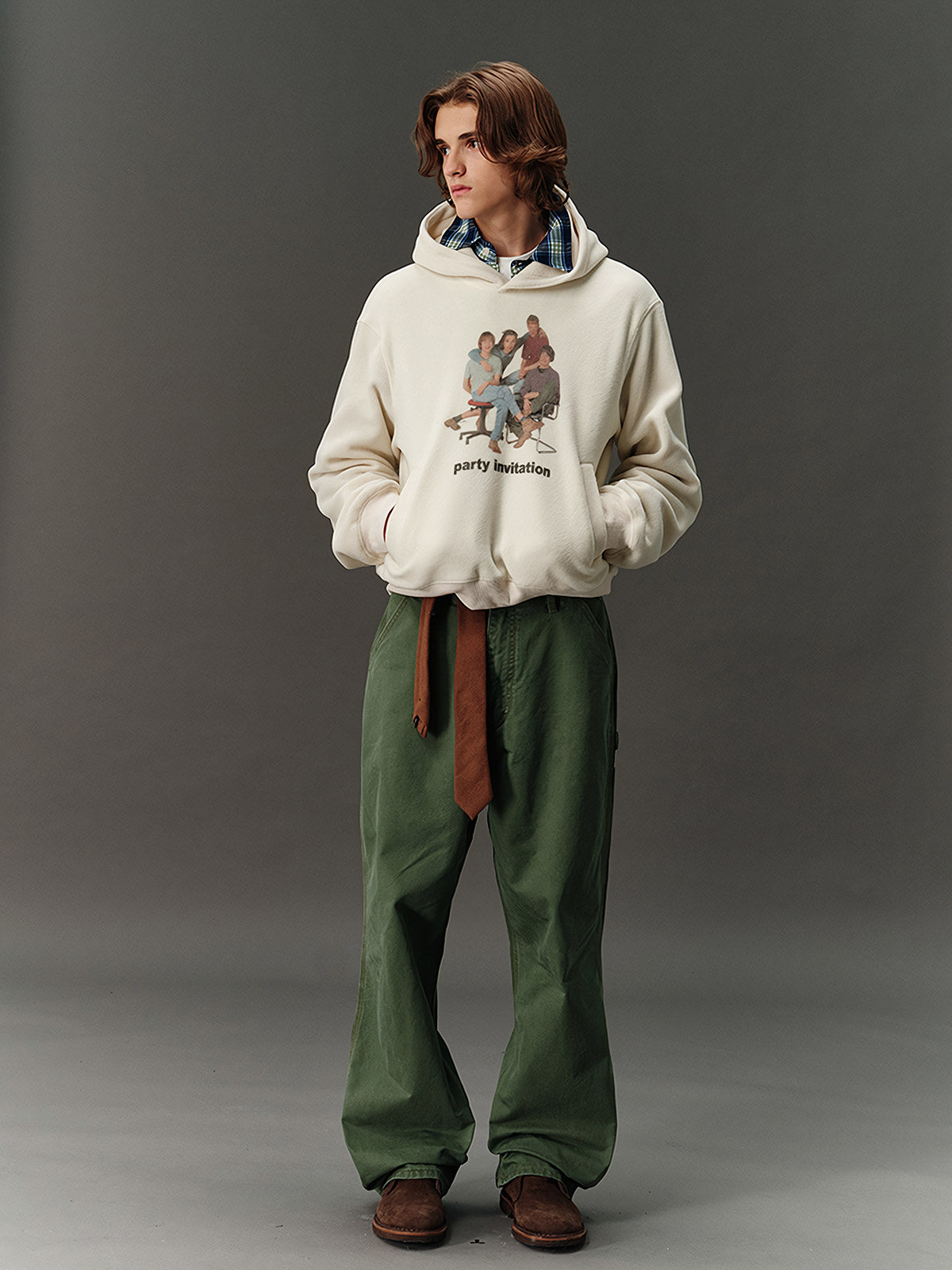 詳細画像: 胸元に施されたレトロなデジタルプリントのディテールと、高品質フリース素材の滑らかな質感のクローズアップ画像。快適な着心地が伝わる生地感をアピール。
モデル画像: フード付きスウェットを着用したモデルのコーディネート例。デニムやカジュアルパンツとの組み合わせで、アメカジレトロやストリートスタイルを演出した秋冬のスタイリングイメージ。