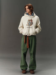 詳細画像: 胸元に施されたレトロなデジタルプリントのディテールと、高品質フリース素材の滑らかな質感のクローズアップ画像。快適な着心地が伝わる生地感をアピール。
モデル画像: フード付きスウェットを着用したモデルのコーディネート例。デニムやカジュアルパンツとの組み合わせで、アメカジレトロやストリートスタイルを演出した秋冬のスタイリングイメージ。