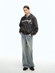 詳細画像: ヒゲ加工とウォッシュド加工のディテールクローズアップ、自然な色褪せ感とヴィンテージ感を強調
モデル画像: ウォッシュドデニムパンツとTシャツを組み合わせたヴィンテージカジュアルスタイル、リラックスしたシルエットで日常的なコーディネートに最適