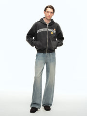 詳細画像: ヒゲ加工とウォッシュド加工のディテールクローズアップ、自然な色褪せ感とヴィンテージ感を強調
モデル画像: ウォッシュドデニムパンツとTシャツを組み合わせたヴィンテージカジュアルスタイル、リラックスしたシルエットで日常的なコーディネートに最適