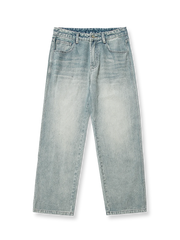 製品画像: ウォッシュド加工とヒゲ加工を施したストレートデニムパンツ全体展示、アメリカンヴィンテージスタイルのディテールが際立つデザイン
詳細画像: ヒゲ加工とウォッシュド加工のディテールクローズアップ、自然な色褪せ感とヴィンテージ感を強調