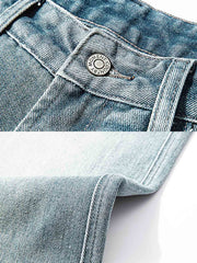 製品画像: ウォッシュド加工とヒゲ加工を施したストレートデニムパンツ全体展示、アメリカンヴィンテージスタイルのディテールが際立つデザイン
詳細画像: ヒゲ加工とウォッシュド加工のディテールクローズアップ、自然な色褪せ感とヴィンテージ感を強調