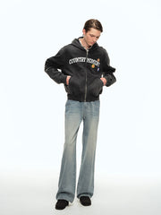 詳細画像: ヒゲ加工とウォッシュド加工のディテールクローズアップ、自然な色褪せ感とヴィンテージ感を強調
モデル画像: ウォッシュドデニムパンツとTシャツを組み合わせたヴィンテージカジュアルスタイル、リラックスしたシルエットで日常的なコーディネートに最適