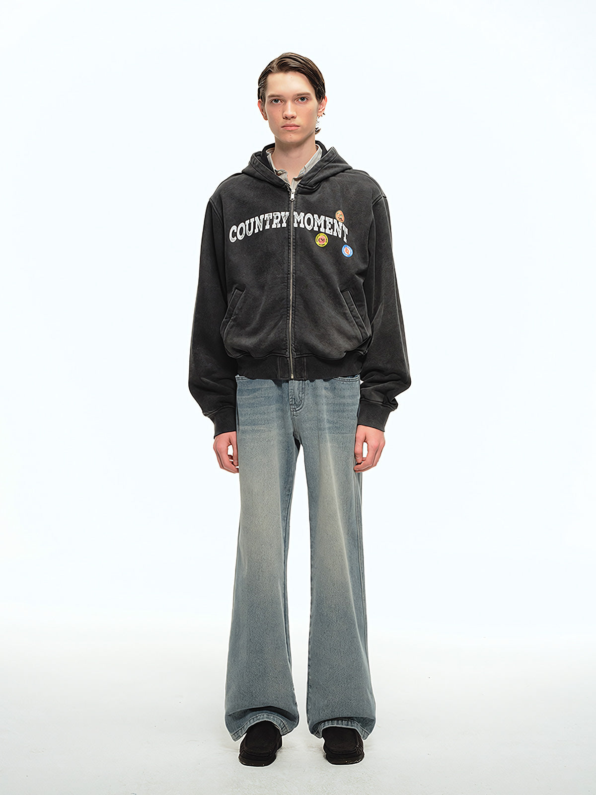 詳細画像: ヒゲ加工とウォッシュド加工のディテールクローズアップ、自然な色褪せ感とヴィンテージ感を強調
モデル画像: ウォッシュドデニムパンツとTシャツを組み合わせたヴィンテージカジュアルスタイル、リラックスしたシルエットで日常的なコーディネートに最適