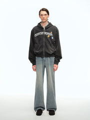 詳細画像: ヒゲ加工とウォッシュド加工のディテールクローズアップ、自然な色褪せ感とヴィンテージ感を強調
モデル画像: ウォッシュドデニムパンツとTシャツを組み合わせたヴィンテージカジュアルスタイル、リラックスしたシルエットで日常的なコーディネートに最適