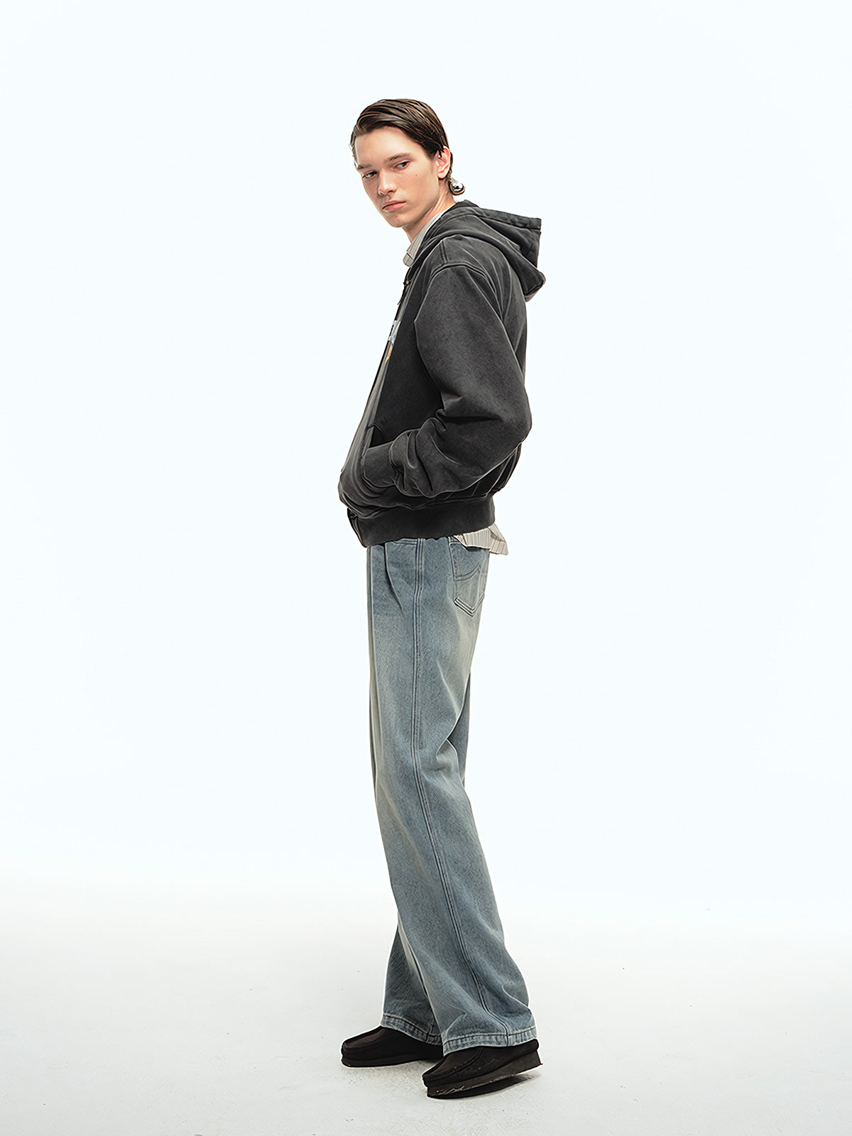 詳細画像: ヒゲ加工とウォッシュド加工のディテールクローズアップ、自然な色褪せ感とヴィンテージ感を強調
モデル画像: ウォッシュドデニムパンツとTシャツを組み合わせたヴィンテージカジュアルスタイル、リラックスしたシルエットで日常的なコーディネートに最適