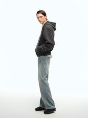 詳細画像: ヒゲ加工とウォッシュド加工のディテールクローズアップ、自然な色褪せ感とヴィンテージ感を強調
モデル画像: ウォッシュドデニムパンツとTシャツを組み合わせたヴィンテージカジュアルスタイル、リラックスしたシルエットで日常的なコーディネートに最適