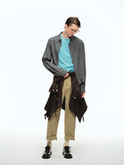 詳細画像: ウエストのプリーツディテールとサンドウォッシュ加工のクローズアップ、自然な色褪せ感と立体感を強調
モデル画像: モデルが九分テーパードカジュアルパンツを着用し、ヴィンテージファッションスタイルを演出、シンプルで洗練されたコーディネート