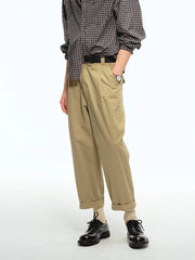 詳細画像: ウエストのプリーツディテールとサンドウォッシュ加工のクローズアップ、自然な色褪せ感と立体感を強調
モデル画像: モデルが九分テーパードカジュアルパンツを着用し、ヴィンテージファッションスタイルを演出、シンプルで洗練されたコーディネート