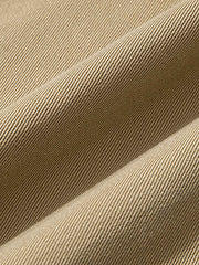 製品画像: サンドウォッシュ加工を施した九分テーパードカジュアルパンツ全体展示、ヴィンテージ風の質感とクラシックなストレートカット
詳細画像: ウエストのプリーツディテールとサンドウォッシュ加工のクローズアップ、自然な色褪せ感と立体感を強調