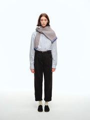 詳細画像: ウエストのプリーツディテールとサンドウォッシュ加工のクローズアップ、自然な色褪せ感と立体感を強調
モデル画像: モデルが九分テーパードカジュアルパンツを着用し、ヴィンテージファッションスタイルを演出、シンプルで洗練されたコーディネート