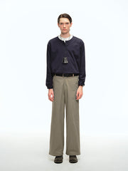 詳細画像: 前中プリーツデザインとハイウエストディテールのクローズアップ、優雅なドレープ感と流れるようなラインを強調
モデル画像: ワイドレッグスラックスをシンプルなシャツと合わせた通勤スタイル、ヴィンテージ感あふれるミニマルなコーディネート