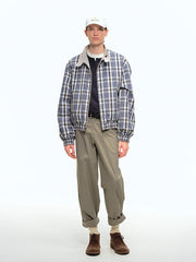 詳細画像: 前中プリーツデザインとハイウエストディテールのクローズアップ、優雅なドレープ感と流れるようなラインを強調
モデル画像: ワイドレッグスラックスをシンプルなシャツと合わせた通勤スタイル、ヴィンテージ感あふれるミニマルなコーディネート