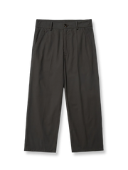 製品画像: クラシックな前中プリーツデザインとドレープ感のあるワイドレッグカットを特徴としたヴィンテージスタイルのスラックス全体展示、100%コットン素材使用
詳細画像: 前中プリーツデザインとハイウエストディテールのクローズアップ、優雅なドレープ感と流れるようなラインを強調