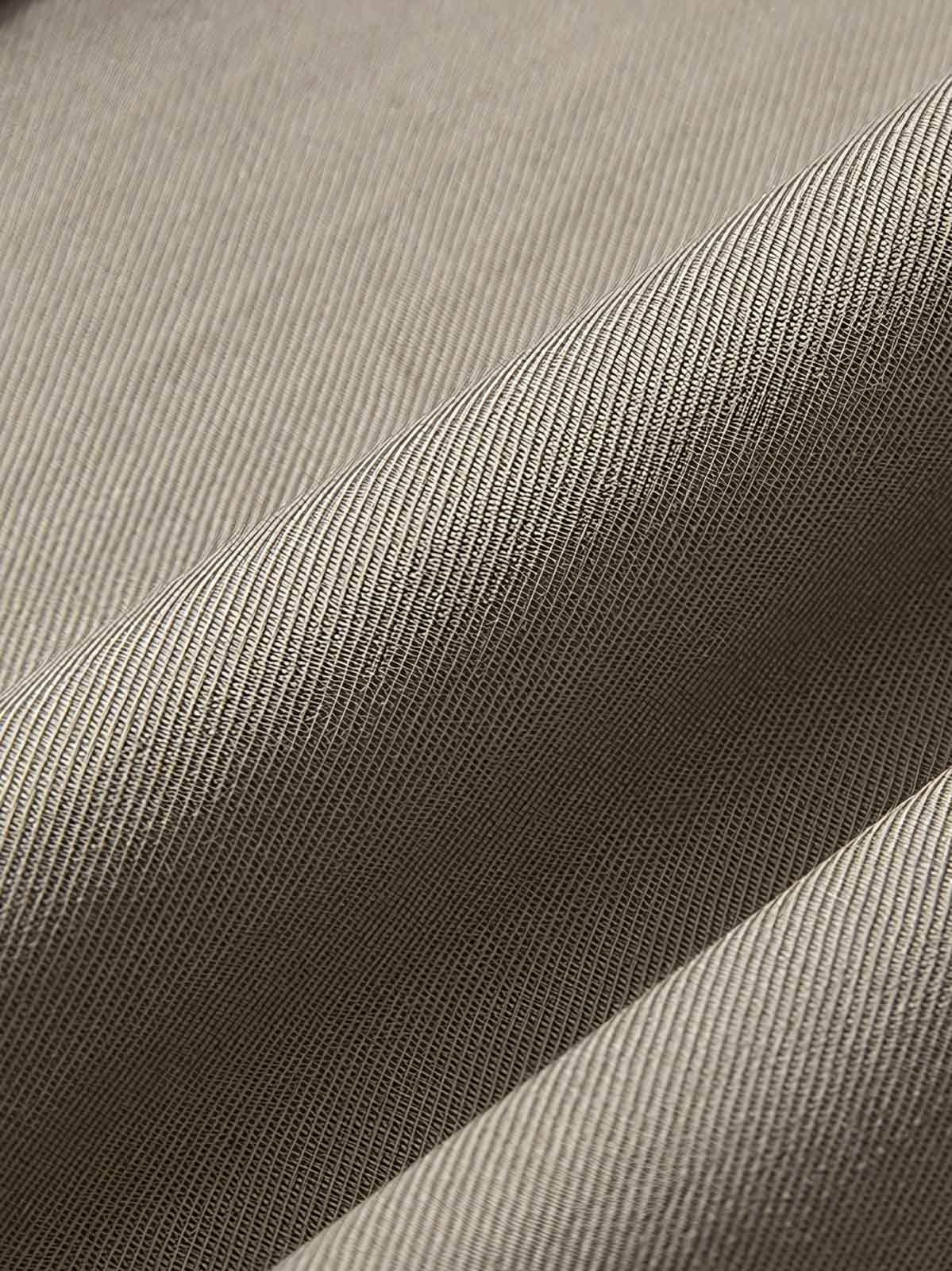 製品画像: クラシックな前中プリーツデザインとドレープ感のあるワイドレッグカットを特徴としたヴィンテージスタイルのスラックス全体展示、100%コットン素材使用
詳細画像: 前中プリーツデザインとハイウエストディテールのクローズアップ、優雅なドレープ感と流れるようなラインを強調