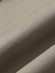 製品画像: クラシックな前中プリーツデザインとドレープ感のあるワイドレッグカットを特徴としたヴィンテージスタイルのスラックス全体展示、100%コットン素材使用
詳細画像: 前中プリーツデザインとハイウエストディテールのクローズアップ、優雅なドレープ感と流れるようなラインを強調