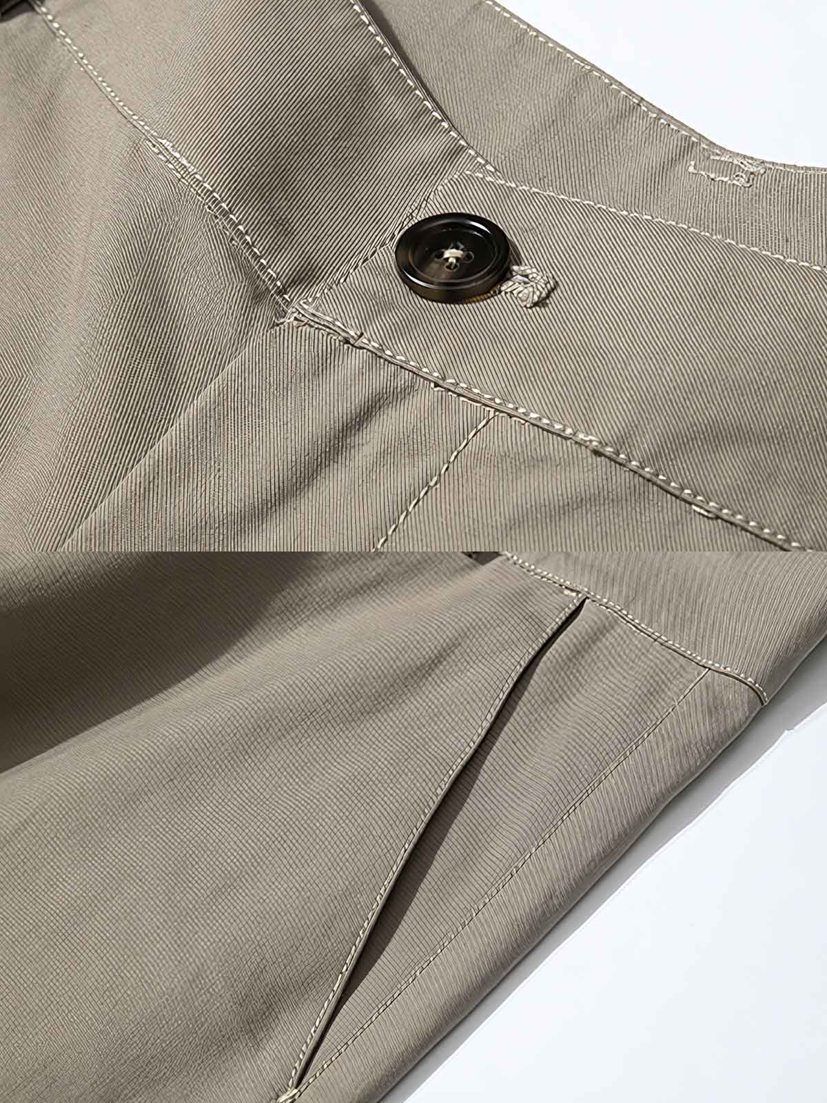 製品画像: クラシックな前中プリーツデザインとドレープ感のあるワイドレッグカットを特徴としたヴィンテージスタイルのスラックス全体展示、100%コットン素材使用
詳細画像: 前中プリーツデザインとハイウエストディテールのクローズアップ、優雅なドレープ感と流れるようなラインを強調