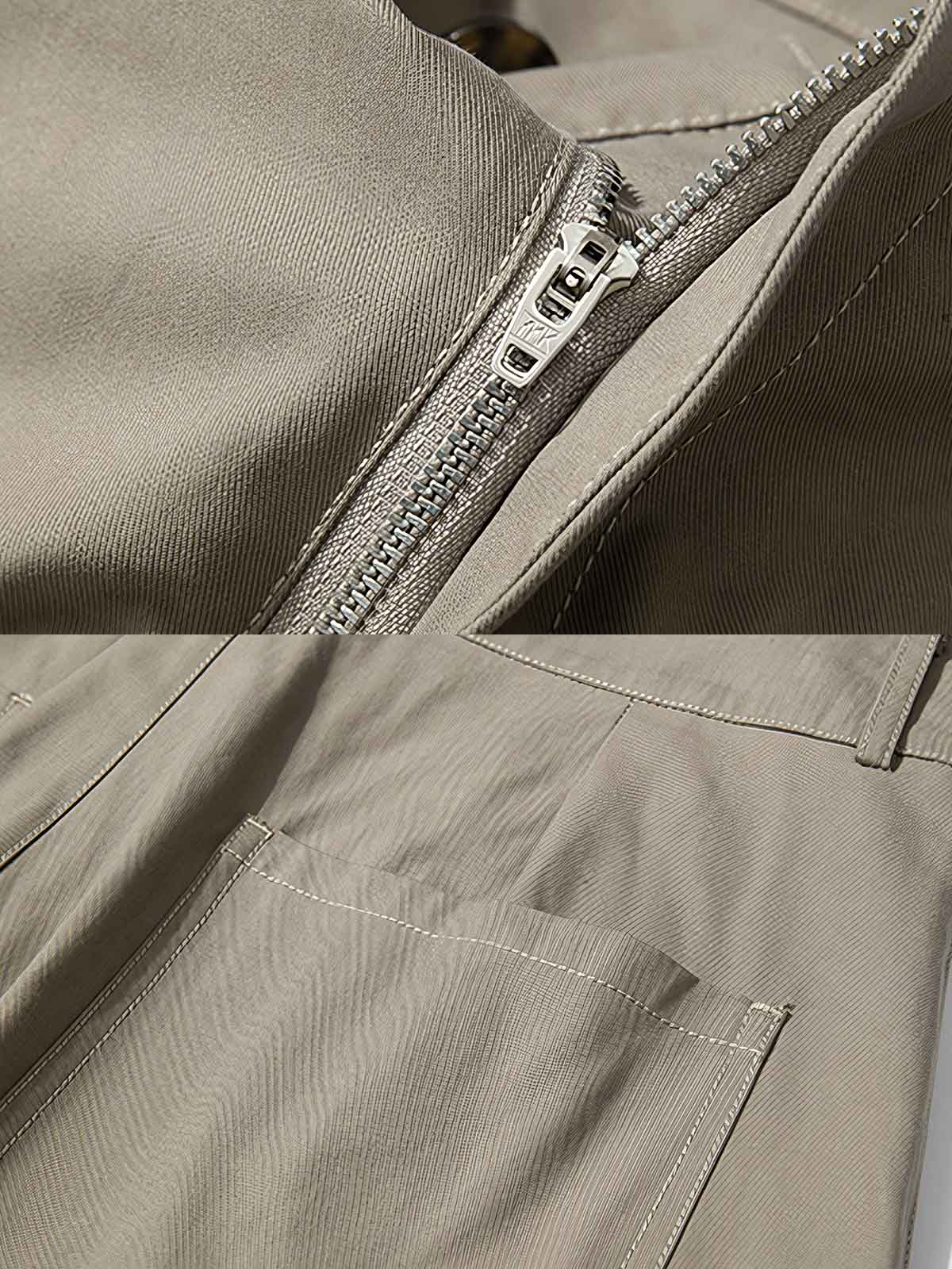 製品画像: クラシックな前中プリーツデザインとドレープ感のあるワイドレッグカットを特徴としたヴィンテージスタイルのスラックス全体展示、100%コットン素材使用
詳細画像: 前中プリーツデザインとハイウエストディテールのクローズアップ、優雅なドレープ感と流れるようなラインを強調