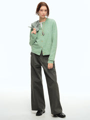 詳細画像: 前中プリーツデザインとハイウエストディテールのクローズアップ、優雅なドレープ感と流れるようなラインを強調
モデル画像: ワイドレッグスラックスをシンプルなシャツと合わせた通勤スタイル、ヴィンテージ感あふれるミニマルなコーディネート