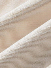 製品画像: サンドウォッシュ加工を施したヴィンテージ感あふれるツータックストレートカジュアルパンツ全体展示、柔らかな触感と自然な色合いが特徴
詳細画像: サンドウォッシュ加工とツータックデザインのディテール特写、立体感を強調したシルエット