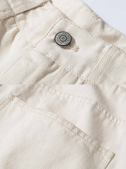 製品画像: サンドウォッシュ加工を施したヴィンテージ感あふれるツータックストレートカジュアルパンツ全体展示、柔らかな触感と自然な色合いが特徴
詳細画像: サンドウォッシュ加工とツータックデザインのディテール特写、立体感を強調したシルエット