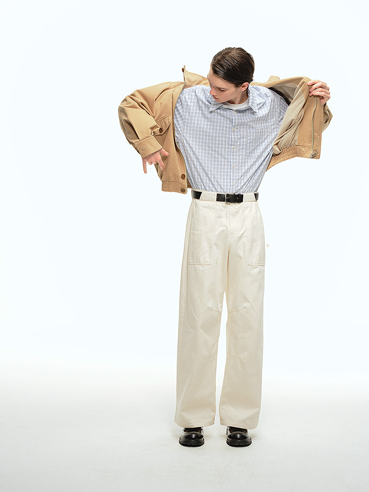 詳細画像: サンドウォッシュ加工とツータックデザインのディテール特写、立体感を強調したシルエット
モデル画像: サンドウォッシュ加工カジュアルパンツとシンプルなトップスを合わせたリラックススタイル、淡いあんず色が引き立つコーディネート