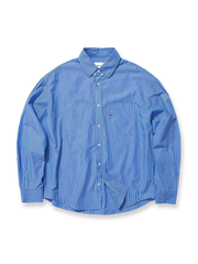 製品画像: ヴィンテージ風ストライプと刺繍デザインを特徴とする長袖シャツ全体展示、ウォッシュ加工を施した柔らかな質感とルーズフィットデザイン
詳細画像: ストライプパターンと胸部の精巧な刺繍ディテールのクローズアップ、ヴィンテージ風のテクスチャーが際立つ