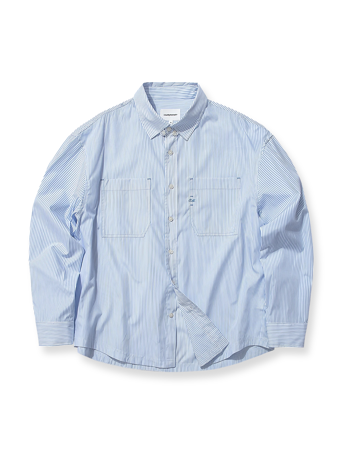 製品画像: ヴィンテージ風ストライプと刺繍デザインを特徴とする長袖シャツ全体展示、ウォッシュ加工を施した柔らかな質感とルーズフィットデザイン
詳細画像: ストライプパターンと胸部の精巧な刺繍ディテールのクローズアップ、ヴィンテージ風のテクスチャーが際立つ