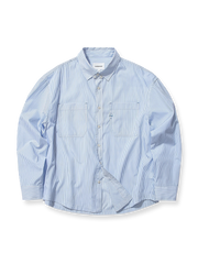 製品画像: ヴィンテージ風ストライプと刺繍デザインを特徴とする長袖シャツ全体展示、ウォッシュ加工を施した柔らかな質感とルーズフィットデザイン
詳細画像: ストライプパターンと胸部の精巧な刺繍ディテールのクローズアップ、ヴィンテージ風のテクスチャーが際立つ