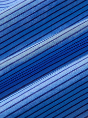 製品画像: ヴィンテージ風ストライプと刺繍デザインを特徴とする長袖シャツ全体展示、ウォッシュ加工を施した柔らかな質感とルーズフィットデザイン
詳細画像: ストライプパターンと胸部の精巧な刺繍ディテールのクローズアップ、ヴィンテージ風のテクスチャーが際立つ